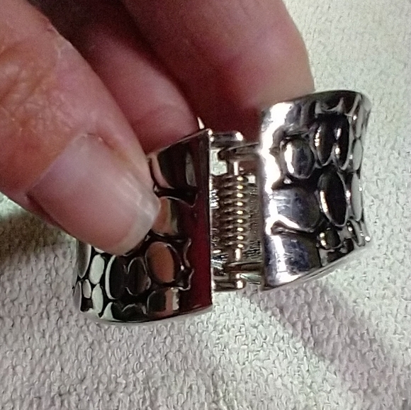 Silvertone wavy textured wide hinged bracelet - Picture 6 of 6